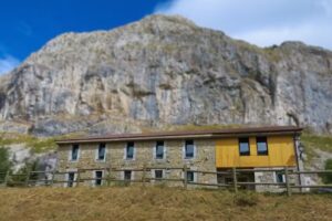 Albergue de Mara&ntilde;a. Monta&ntilde;a de Ria&ntilde;o y Mampodre. Alojamiento, desayuno y comida.