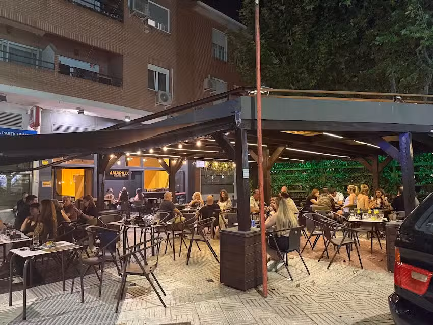 Amarillo Burgers Y M&aacute;s