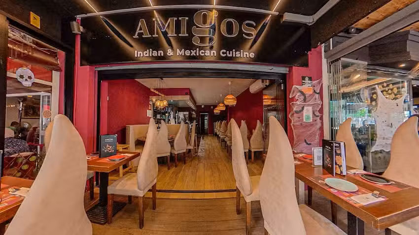 Amigos: Restaurante Hind&uacute; y Mexicano / Indian Mexican Restaurant / Arroyo de la Miel