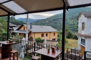 Apartamentos, bar tienda y restaurante La Artesana