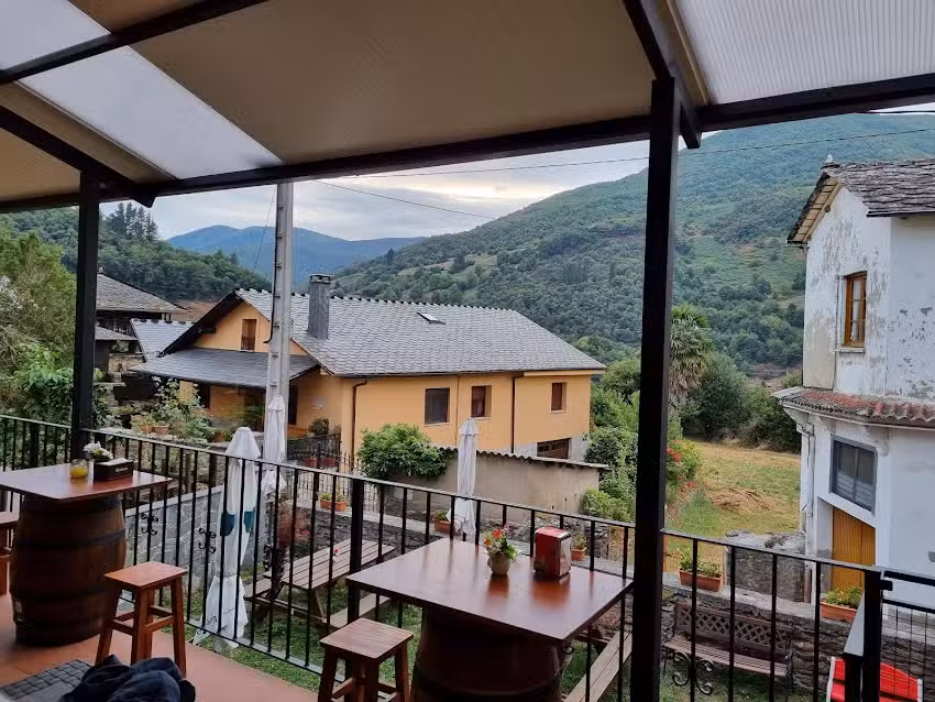 Apartamentos, bar tienda y restaurante La Artesana