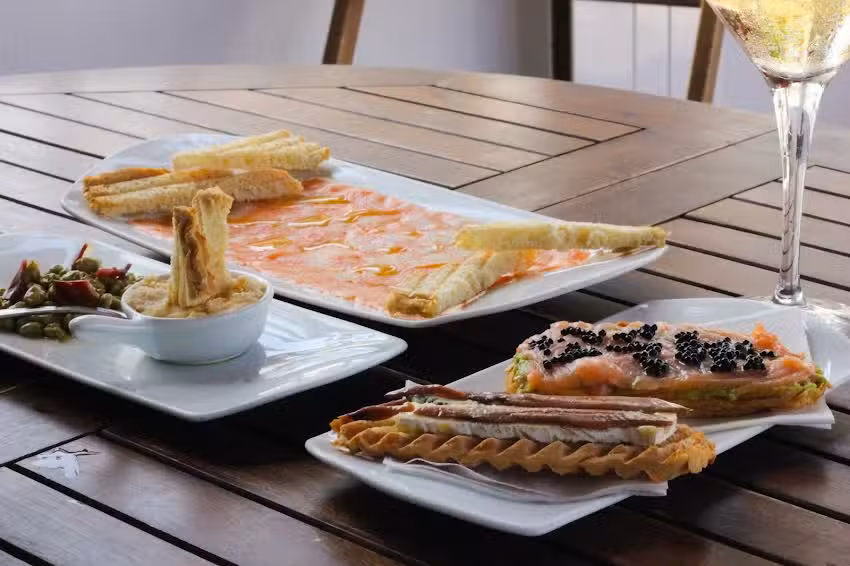 Aqu&iacute; Santo&ntilde;a &ndash; Tienda y Tapas