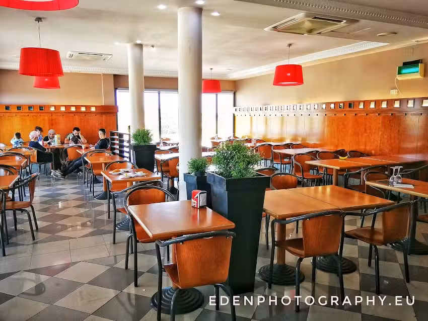 &Aacute;rea de Servicio El Soto. Restaurante y Alojamiento