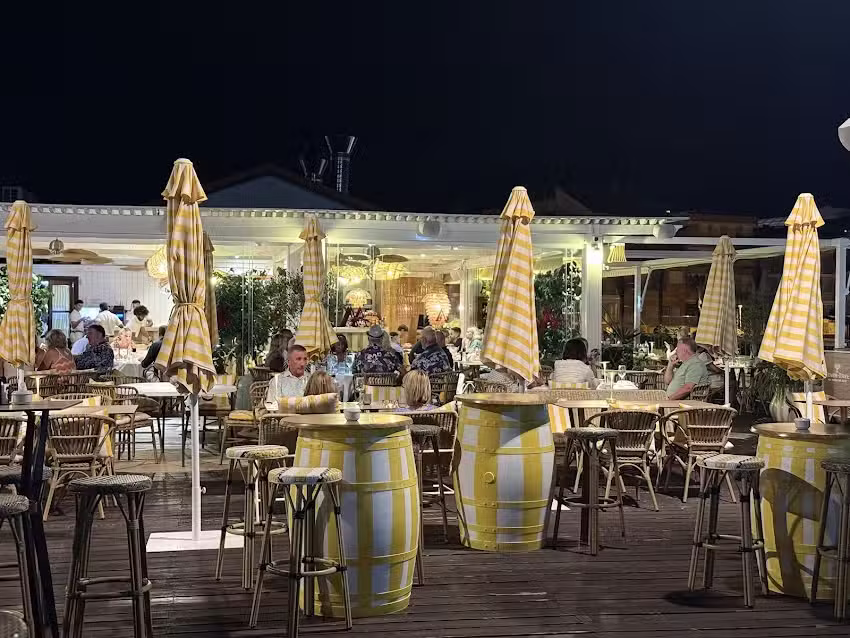 Armon&iacute;a Beach Club