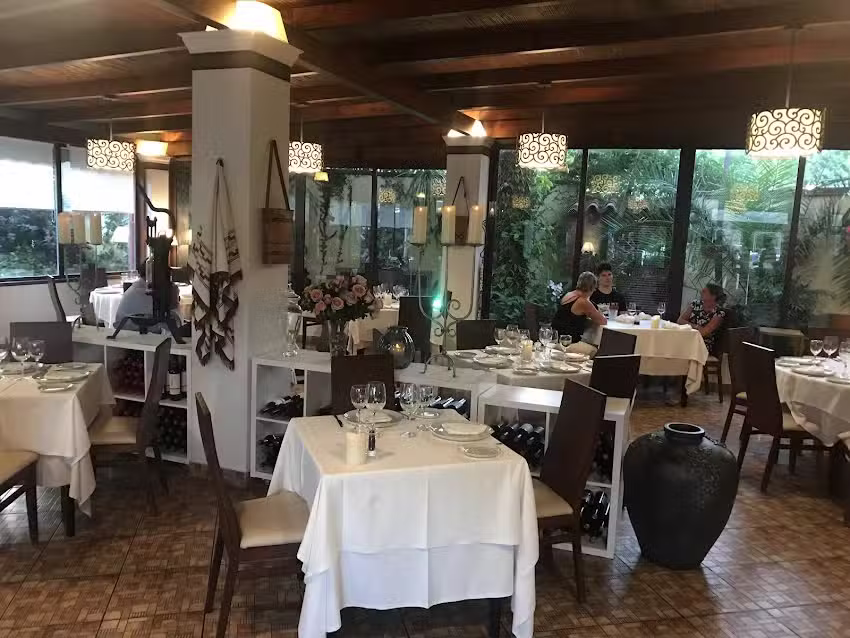 Asador Tehuelche Grill Argentino. Carnes a la Brasa. Parrilla Argentina.