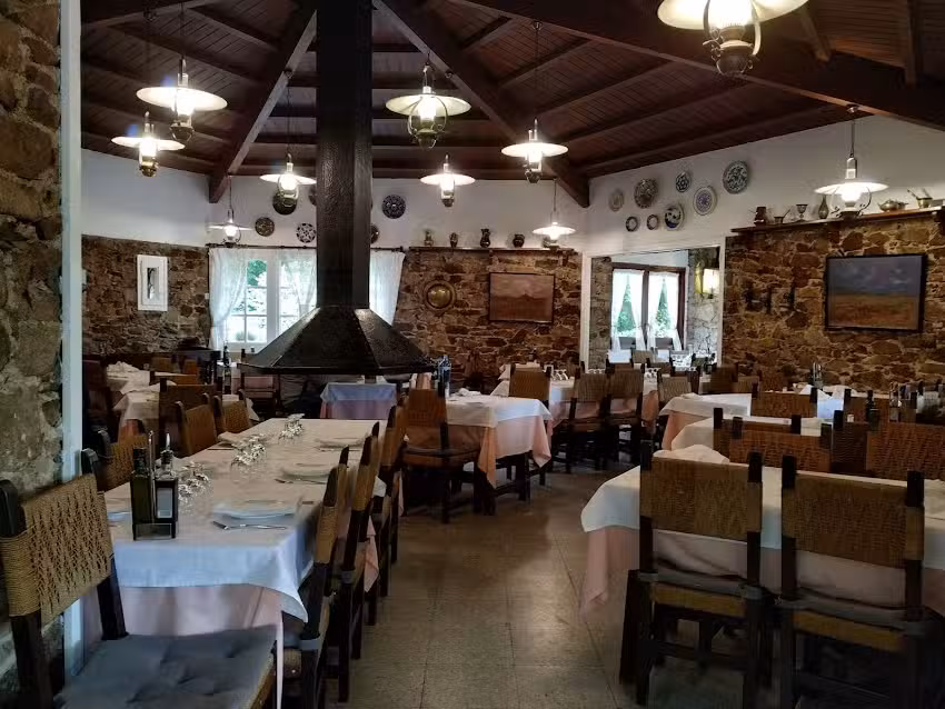 Avet Blau Hostal Restaurant