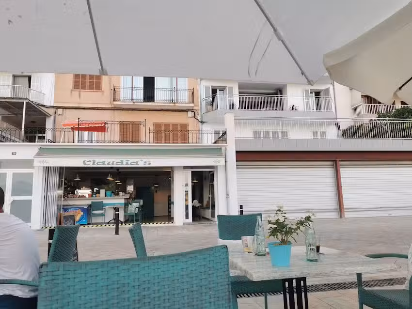 Bar Claudia&rsquo;s Cafeteria