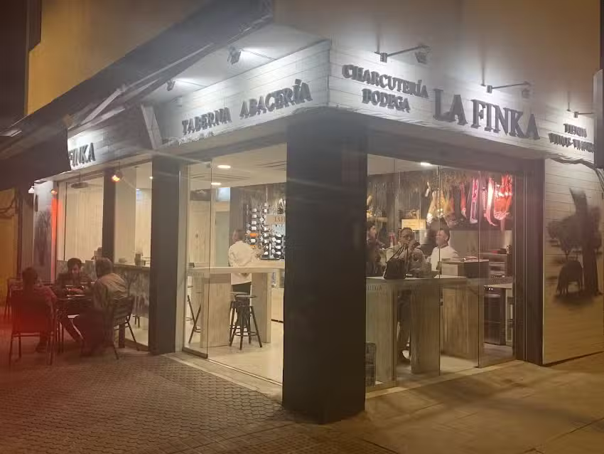 Bar La Finca / Abacer&iacute;a La Finka