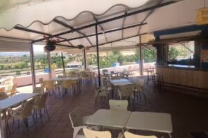 Bar-piscina cuevas del campo