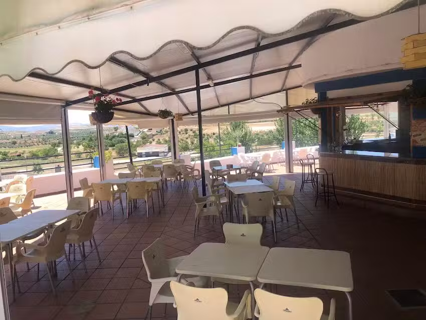 Bar-piscina cuevas del campo