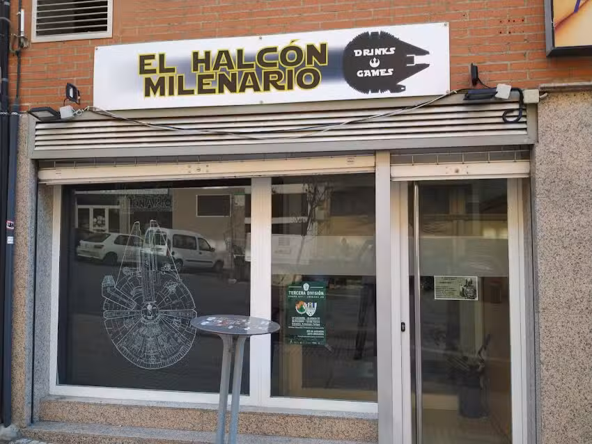 Bar restaurante El Halc&oacute;n Milenario Drinks & Games