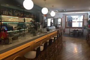 Bar Restaurante MUNDO – JARDIN INTERIOR – TERRAZA CUBIERTA