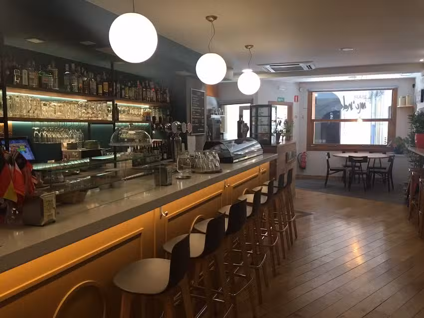 Bar Restaurante MUNDO &ndash; JARDIN INTERIOR &ndash; TERRAZA CUBIERTA