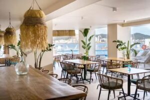 Breeza Bar & Restaurant
