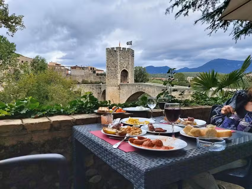 Buffet Lliure Castell de Besal&uacute;