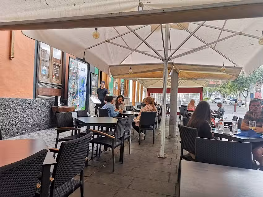 BULAN, Terraza-Restaurante