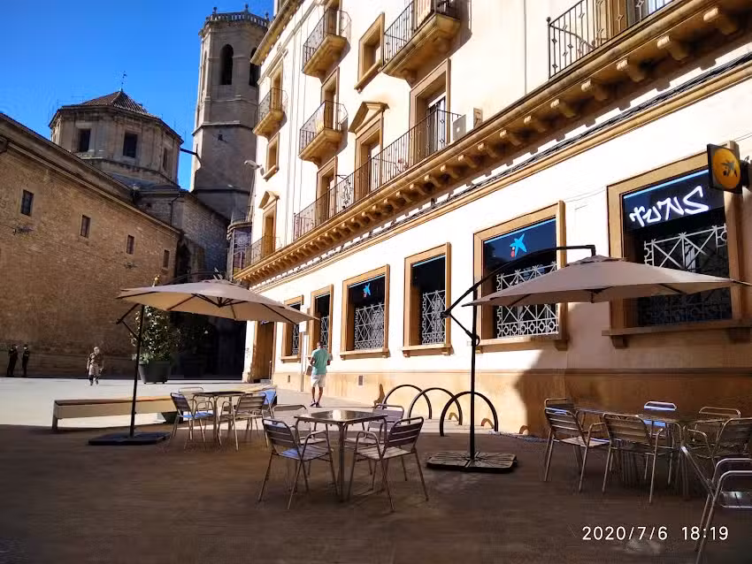 Ca la Carmen Bar de tapes, paelles, peix y marisc, Carn a la brasa el&eacute;ctrica y cargols a la llauna, a T&aacute;rrega Leida