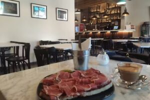 Ca&acute;n Topa, Casa de Menjars