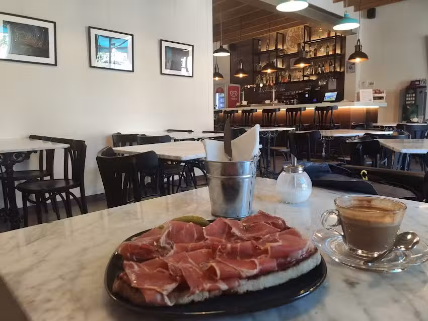 Ca&acute;n Topa, Casa de Menjars