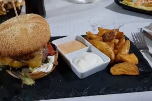 Caf&eacute; Bar and Bistro Burger La Milla