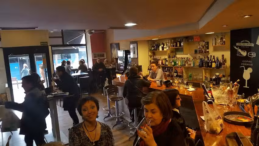 Caf&eacute; & copas &laquo;La Escond&iacute;a&raquo;