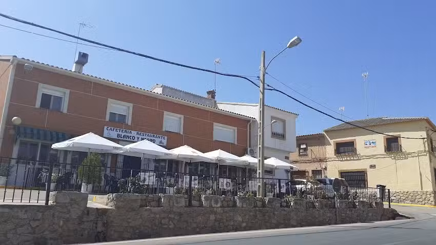 Cafeter&iacute;a &ndash; Restaurante &laquo;Blanco y Negro&raquo;