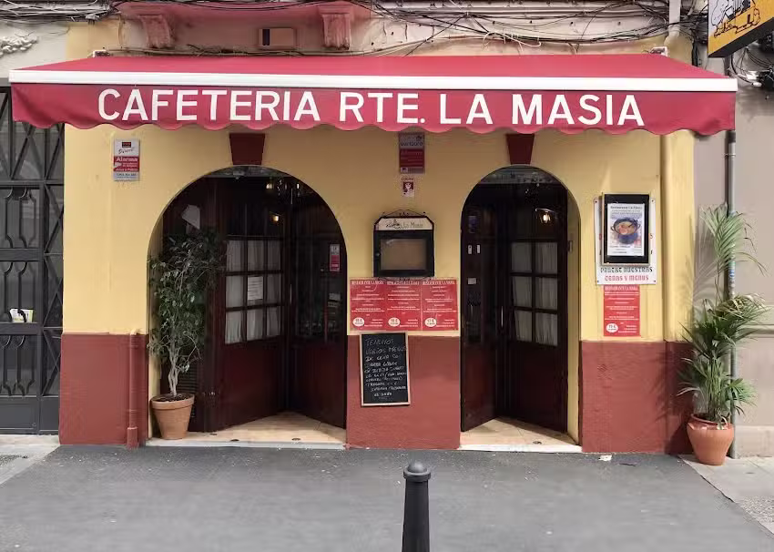 Cafeter&iacute;a- Restaurante La Mas&iacute;a