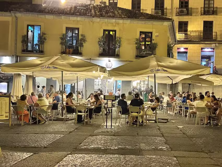 Ca&ntilde;as y Tapas