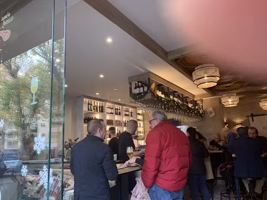 Casa &Aacute;ngeles Taberna-Ultramarinos &ndash; Carrera de la Virgen