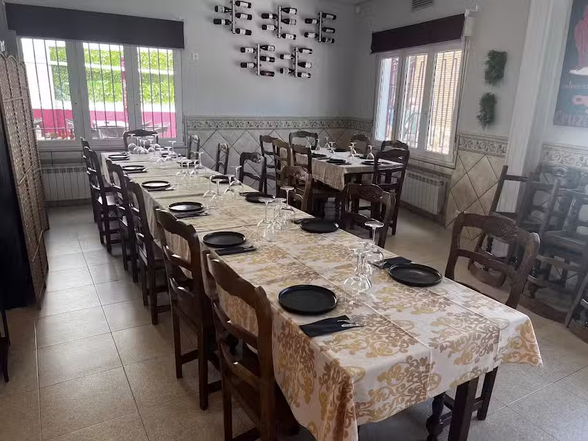 Cervecer&iacute;a Entre Tapas y Vinos