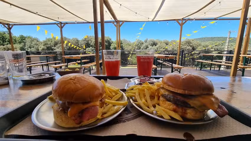 CERVEZA E HIDROMIEL CASTRE&Ntilde;A TAP ROOM &laquo;LA FABRICA&raquo;
