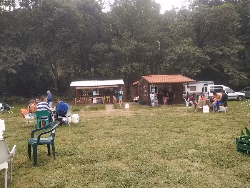Chiringuito bajo el puente de Tora&ntilde;o