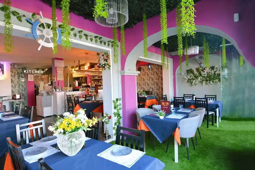 Curry Port Indian Restaurant Duquesa