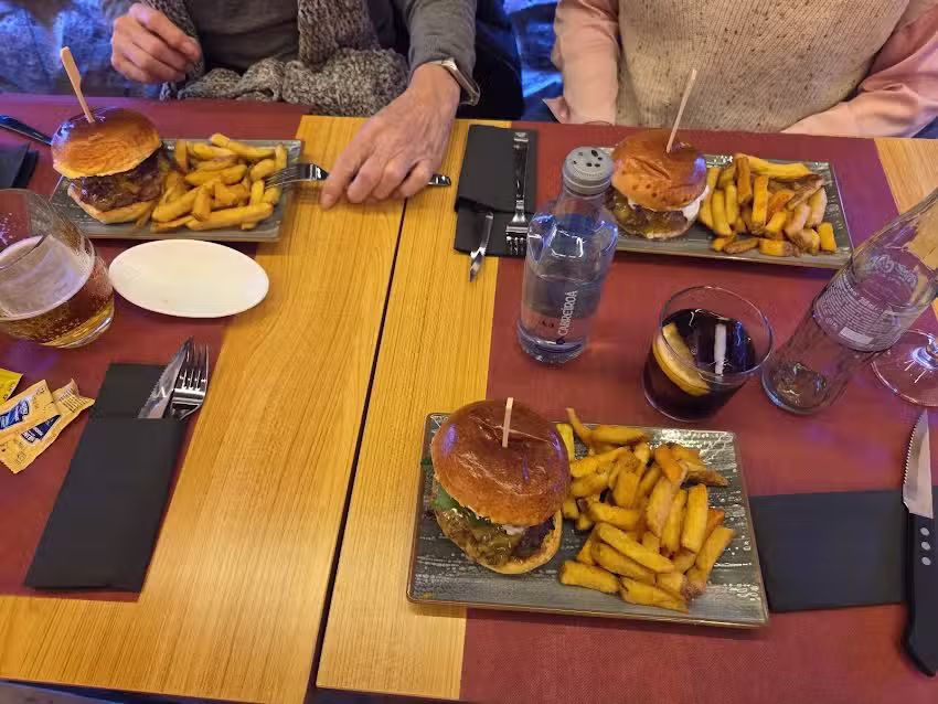 Django&rsquo;s Burger M&oacute;stoles