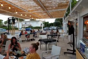 Dos Pins Grill & Restaurant- Paellas & tapas y Dos Pins Petit