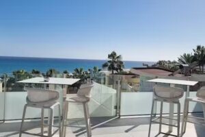 El Pellizco by Rigoberto Almeida