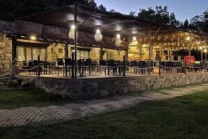 El Rio Terraza & Grill / Piscina Natural de Hoyos