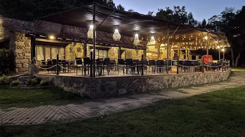 El Rio Terraza & Grill / Piscina Natural de Hoyos