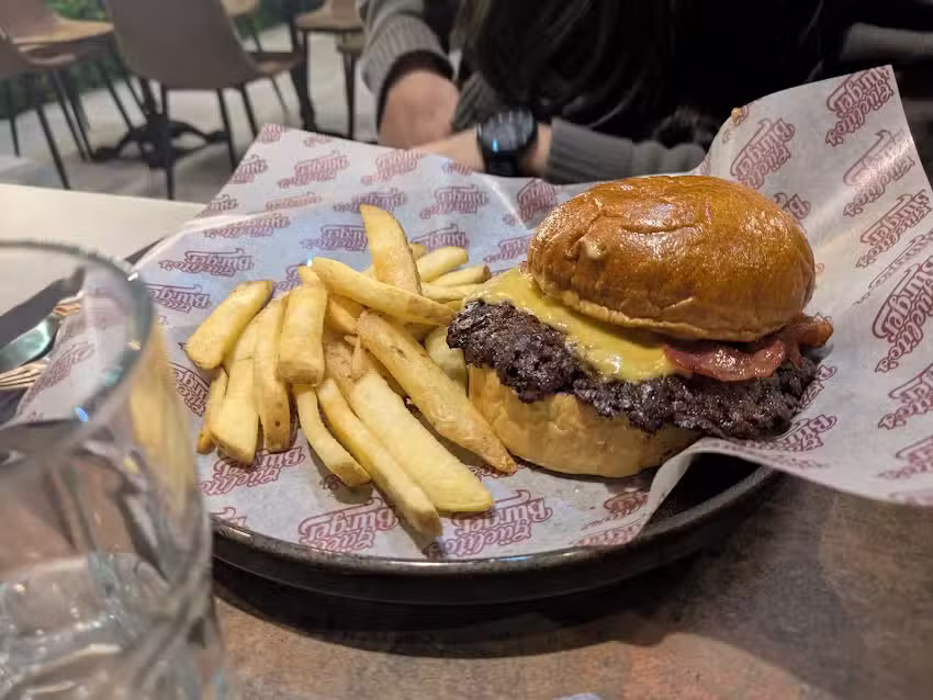 G&uuml;elito&rsquo;s Burger