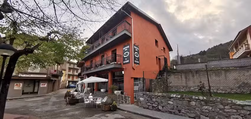 Hostal Restaurant Can Baral&middot;la