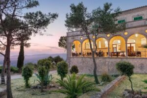 Hostatgeria i Restaurant Santuari de Cura