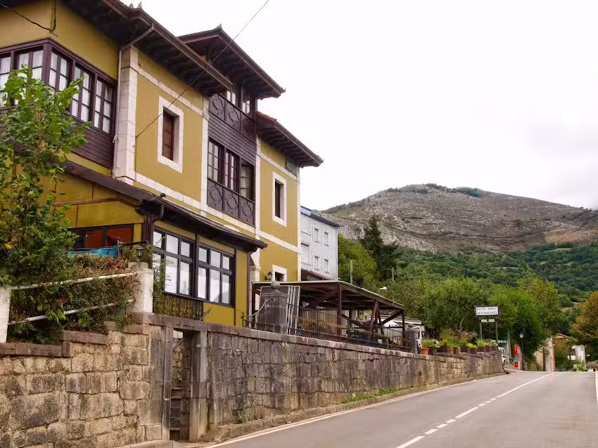 HOTEL GASTRON&Oacute;MICO ARNICIU