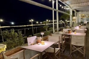 Julieta en su balc&oacute;n &bull; Restaurante Denia