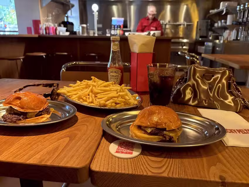 Kricky Pelton Serrano l Hamburgueser&iacute;a Madrid