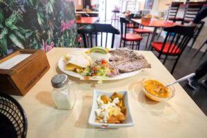 La Aventura &ndash; Cafeter&iacute;a y Restaurante &laquo;Orgullo Ecuatoriano&raquo;