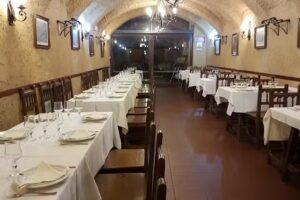 La Cueva. Bodega restaurante en Mucientes.