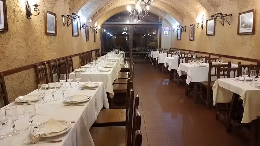 La Cueva. Bodega restaurante en Mucientes.