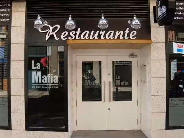 La Mafia se sienta a la mesa