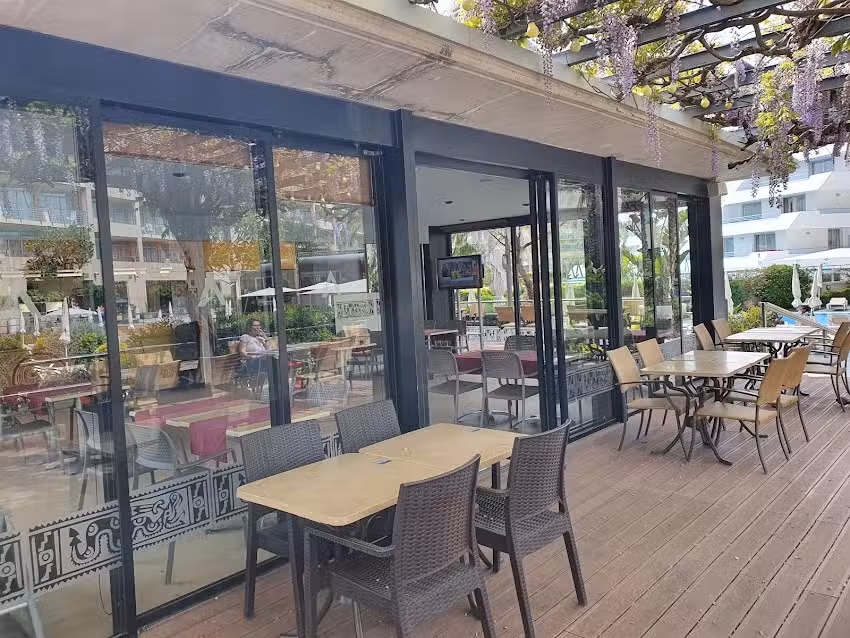 LA P&Egrave;RGOLA BURGER & PIZZA