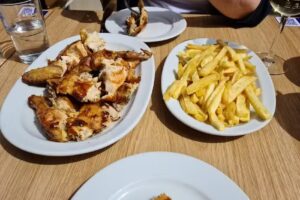 La Plaza La Antilla &ndash; Caf&eacute; Bar y Poller&iacute;a